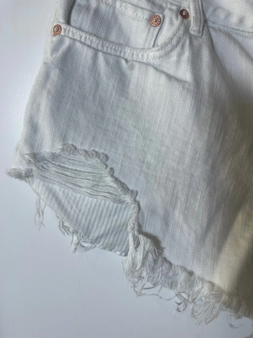 FP We The Free Loving Good Vibrations White Denim Cut Off Distressed Short Sz 28